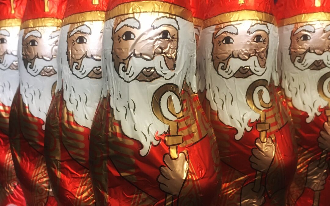 Adventlicher Verkauf im Kirchenfoyer: Nikoläuse in den Startlöchern – Kalender der “andere Advent” erhältlich