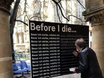 Kunstprojekt „Before I die“ vor dem Kirchenfoyer