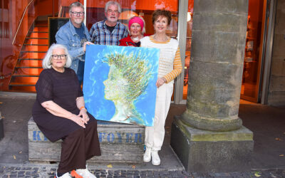 Farbenfrohe Ausstellung im Kirchenfoyer