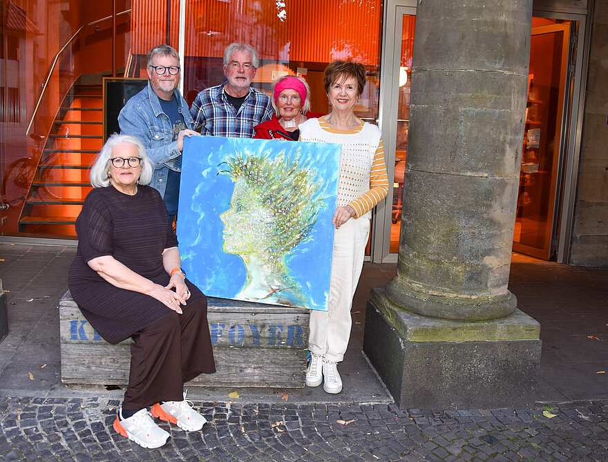 Die Künstlerin Ruth Blanke (rechts) und der Kunstkreis des Kirchenfoyers mit (von links) Karin Dame, Rupert König, Antonius Burges, Gabriele Sobke und Ruth Blanke. © Kirchenfoyer Münster